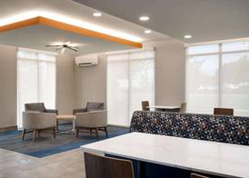 La Quinta Inn & Suites by Wyndham Springfield 2