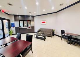 Humble Inn & Suites 2
