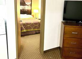 Super 8 by Wyndham Hinton 4