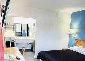Super 8 by Wyndham Fort Scott 3
