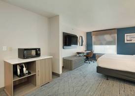 Holiday Inn Express & Suites MILWAUKEE-NEW BERLIN by IHG 3