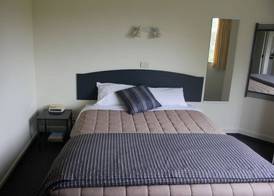 Baycourt Lakefront Motel 5