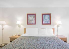 Days Inn by Wyndham Hardy 3