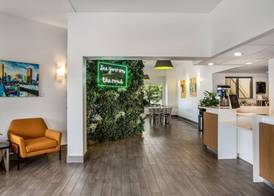 Super 8 by Wyndham Winnipeg West 2