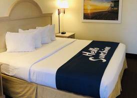 Days Inn & Suites by Wyndham Navarre - near Beaches Hurlburt 3