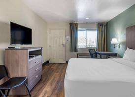 Econo Lodge Portland Airport 5