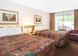 Days Inn by Wyndham Dubuque 4