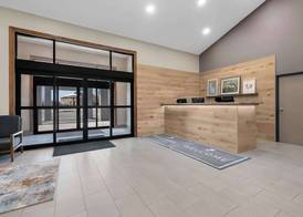Country Inn & Suites by Radisson, Near The National Sports Center, Coon Rapids, MN 4