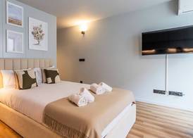 RUAH Apartments by LovelyStay 4