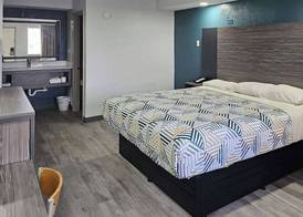 Brooks Inn & Suites 4