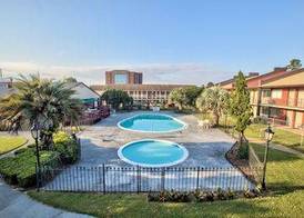 Executive Inn & Suites 4