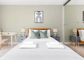 Luminous 2 Bed Balcony Flat in Islington 4