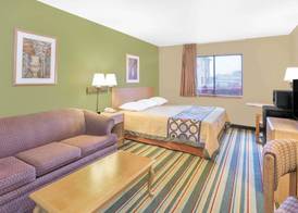 Super 8 by Wyndham East Moline 3