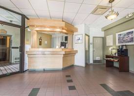 Quality Hotel & Suites 3