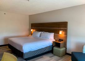 Holiday Inn Express & Suites LEXINGTON DTWN AREA-KEENELAND by IHG 3