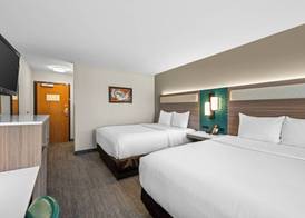 Econo Lodge Inn & Suites Santa Fe South 4