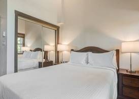 Blackcomb Springs Suites by CLIQUE 5