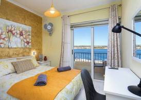 Cosy Apartment with Balcony & Sea Views 3
