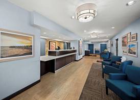 Red Roof Inn PLUS+ & Suites Naples Downtown-5th Ave S 2