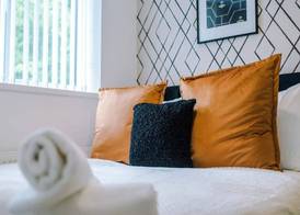 House Sleeps 7 with Garden and Free Parking 2