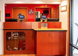 Econo Lodge Menomonie On The Bay 2