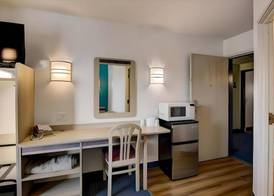 Econo Lodge Menomonie 4