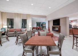 Ramada by Wyndham Minneapolis Golden Valley 2