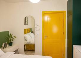 Room-three Doors Apartments, Papaya 1-be 2