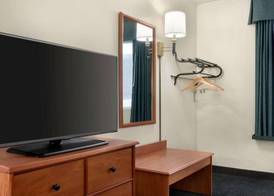Travelodge by Wyndham Clinton Valley West Court 4