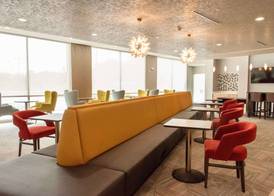 La Quinta Inn & Suites by Wyndham Lake City 2