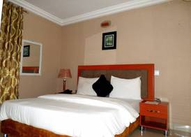 B's Hive Hotel & Suites 4