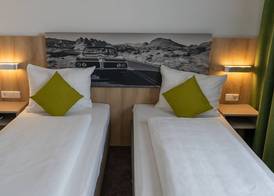 Highway Hotel 5