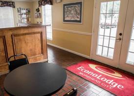Econo Lodge Crystal Coast 4
