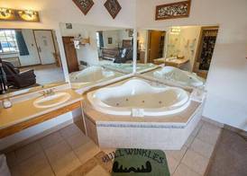 Bullwinkles Rustic Lodge 4