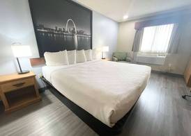 Super 8 by Wyndham St. Clair MO 4