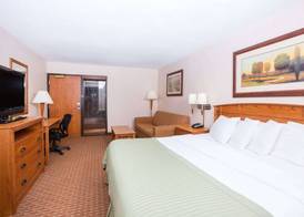 Ramada by Wyndham Des Moines Tropics Resort & Conference Ctr 5