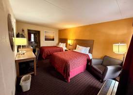 Days Inn by Wyndham Seymour 5