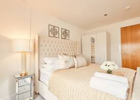 Deluxe City Apt, River Canal View& Free Parking! 5