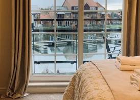 Waterside Townhouse With Balcony And Marina View 5