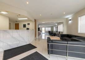 Super 8 by Wyndham Golden 3