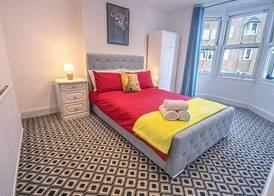 Central 3 - Bedroom Townhouse in Brighton with Parking 5