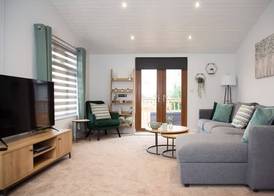 Stunning 3 Bedroom Lodge With Hot Tub in York 5