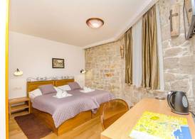 Apartment and Rooms Desideria 5
