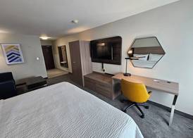 Holiday Inn Express & Suites CINCINNATI-BLUE ASH by IHG 2