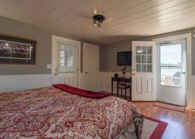 Historic Gilchrist Waterfront Resort 4