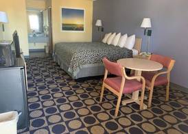 Days Inn by Wyndham Byron 5