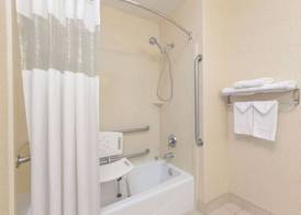 Howard Johnson by Wyndham Bakersfield 4
