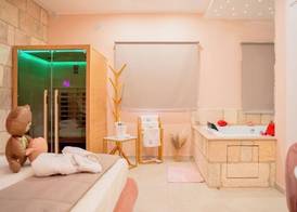 Roses Suite & Apartments 2