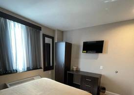 Royal Hotel Bronx 3