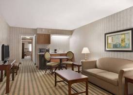 Ramada by Wyndham Saginaw Hotel & Suites 4